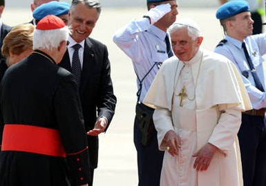 Bento XVI recebido em Figo Maduro pelo Presidente Cavaco Silva e pelo cardeal patriarca José Policarpo

