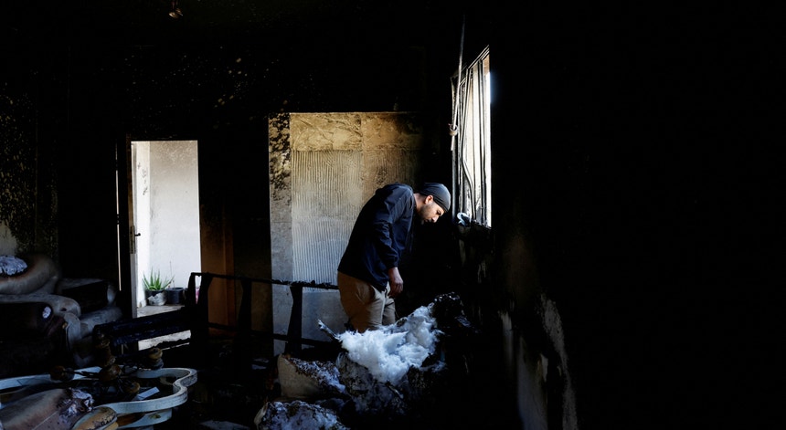 Após a morte do adolescente, colonos judeus invadiram uma vila palestiniana e deixaram em chamas várias casas e viaturas.
