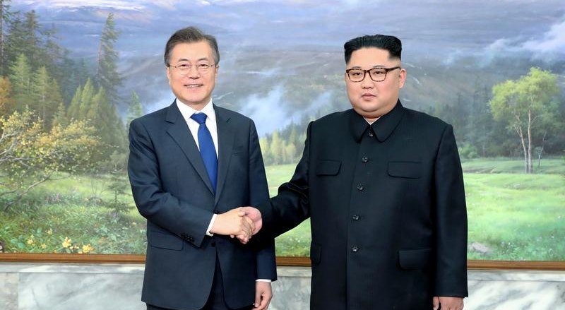 Os líderes das Coreias durante a cimeira de maio, em Panmunjom.
