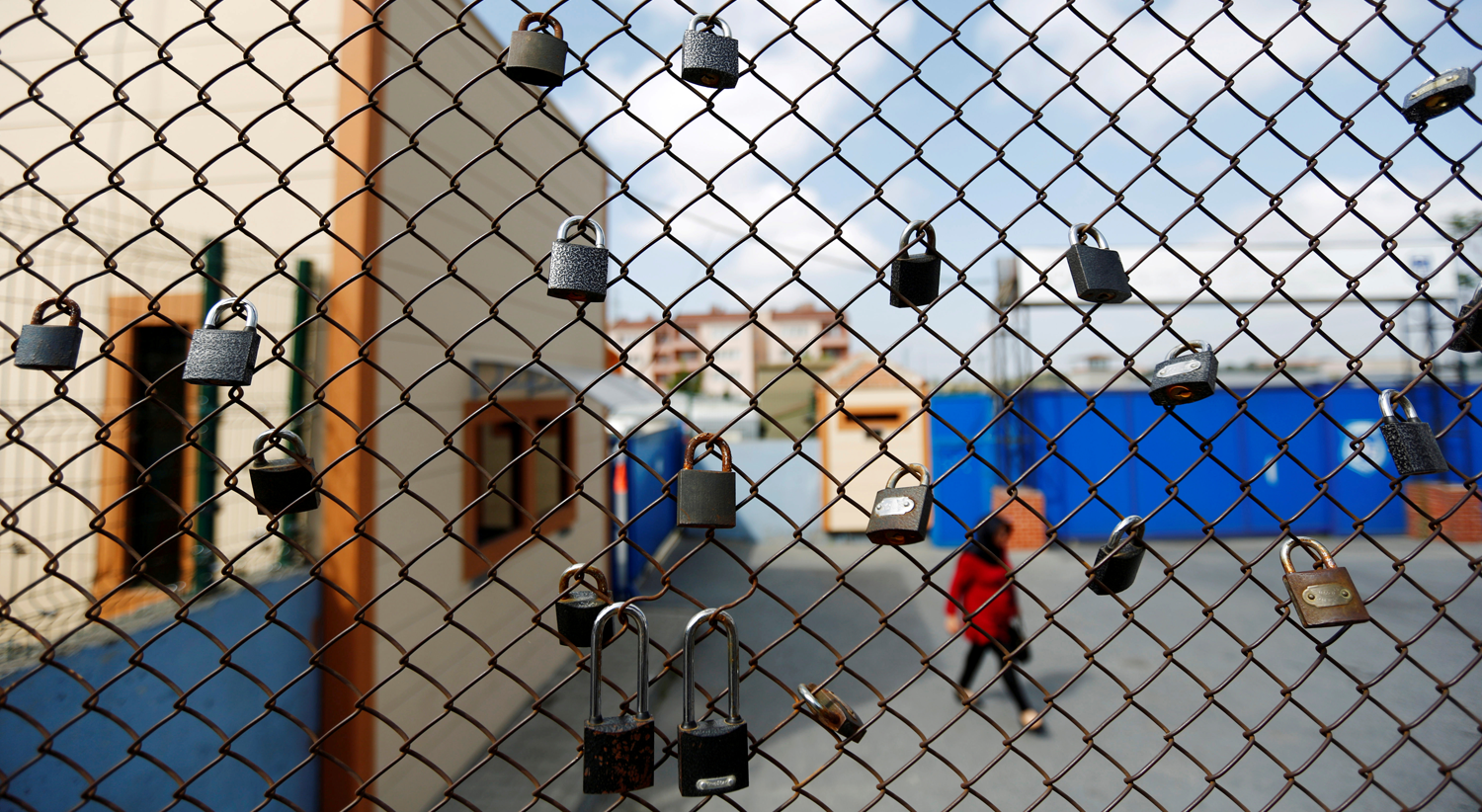 Cadeados pendurados por prisioneiros numa rede, em protesto contra a deten&ccedil;&atilde;o em junho de tr&ecirc;s ativistas pela liberdade de express&atilde;o, proeminentes na Turquia.