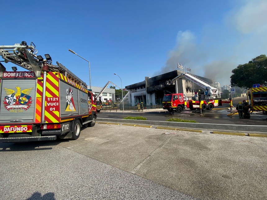 Incêndio deflagra em loja em Carnaxide perto de posto de combustível