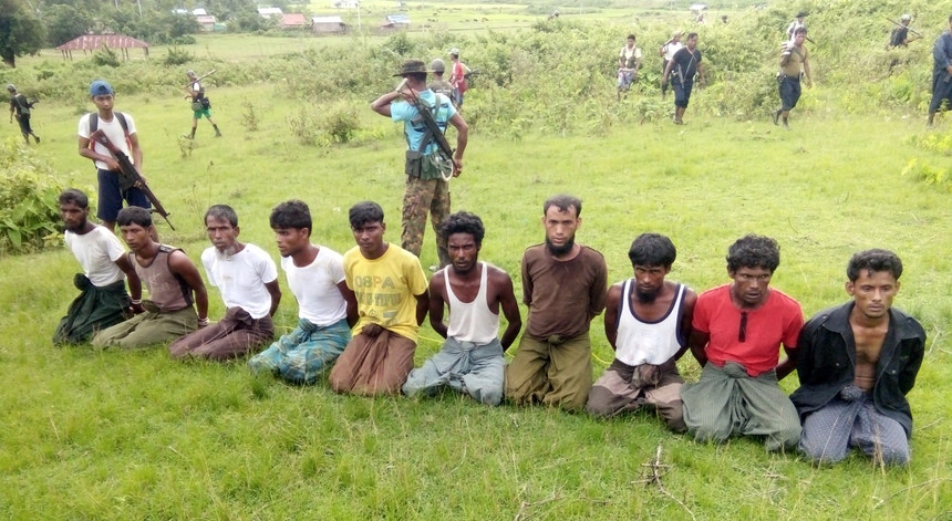 As detenções ocorreram após o massacre de 2017, quando centenas de aldeias na zona de Rakhine foram pilhadas por militares
