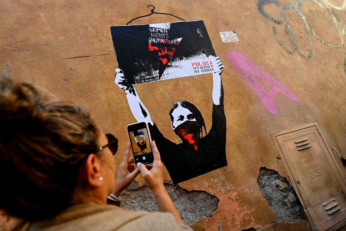  Dia 31, mural com a imagem do cabide que representa complica&ccedil;&otilde;es na gravidez | Riccardo Antimiani- Reuters  