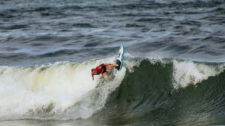 Yolanda Hopkins continua a vencer as ondas no Sydney Surf Pro
