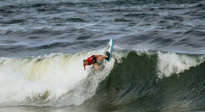 Yolanda Hopkins avança no Sydney Surf Pro