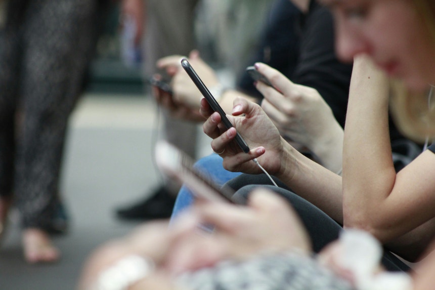 Jovens cada vez mais viciados em redes sociais e a associar mal-estar à internet