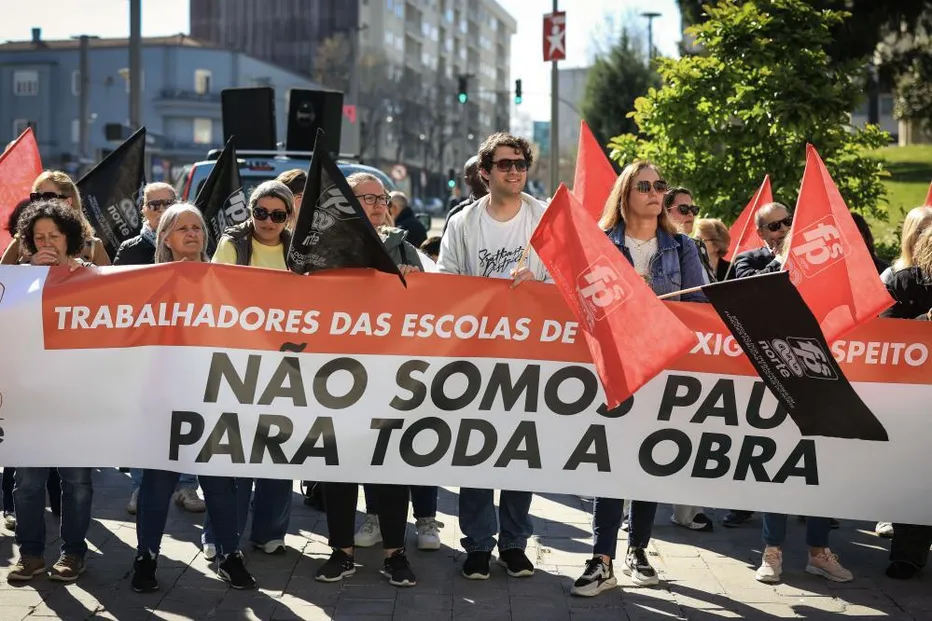 Trabalhadores das escolas protestam junto do ministério pelo fim da precariedade