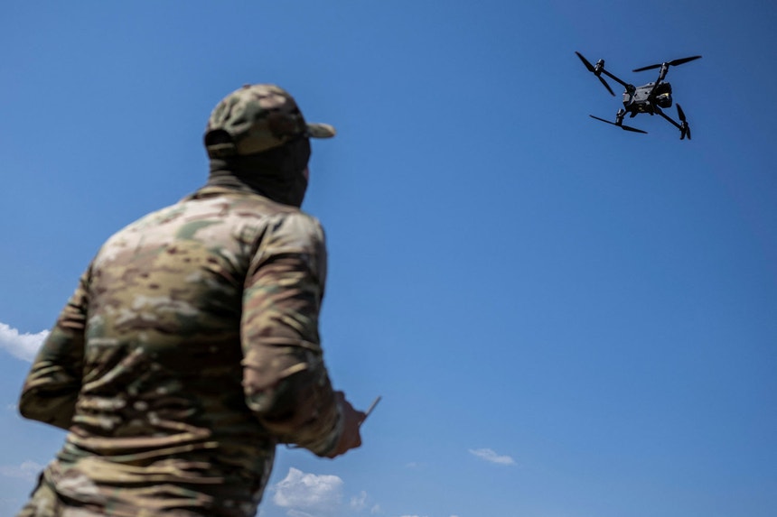 Um soldado ucraniano aprende a manobrar um drone, em julho, na região de Zaporizhia
