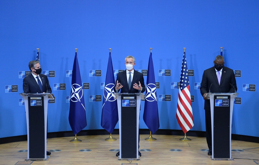 Jens Stoltenberg, secretario-geral da NATO, ao lado do secretário de Estado, Antony Blinken, e do secretário da Defesa, Lloyd Austin, dos EUA, na conferência de imprensa em Bruxelas, sobre a retirada das tropas da Aliança do Afeganistão, dia 14 de abril de 2021
