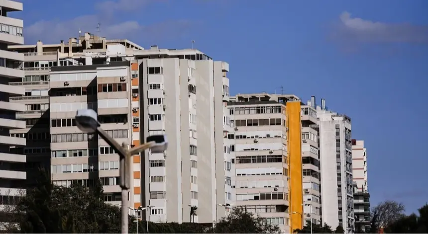 Imagem de Críticas às declarações do presidente do Instituto da Habitação. Governo já pediu esclarecimentos