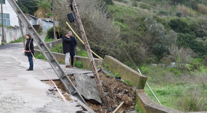 Deslizamento de terras em Almada obriga à retirada de 165 pessoas