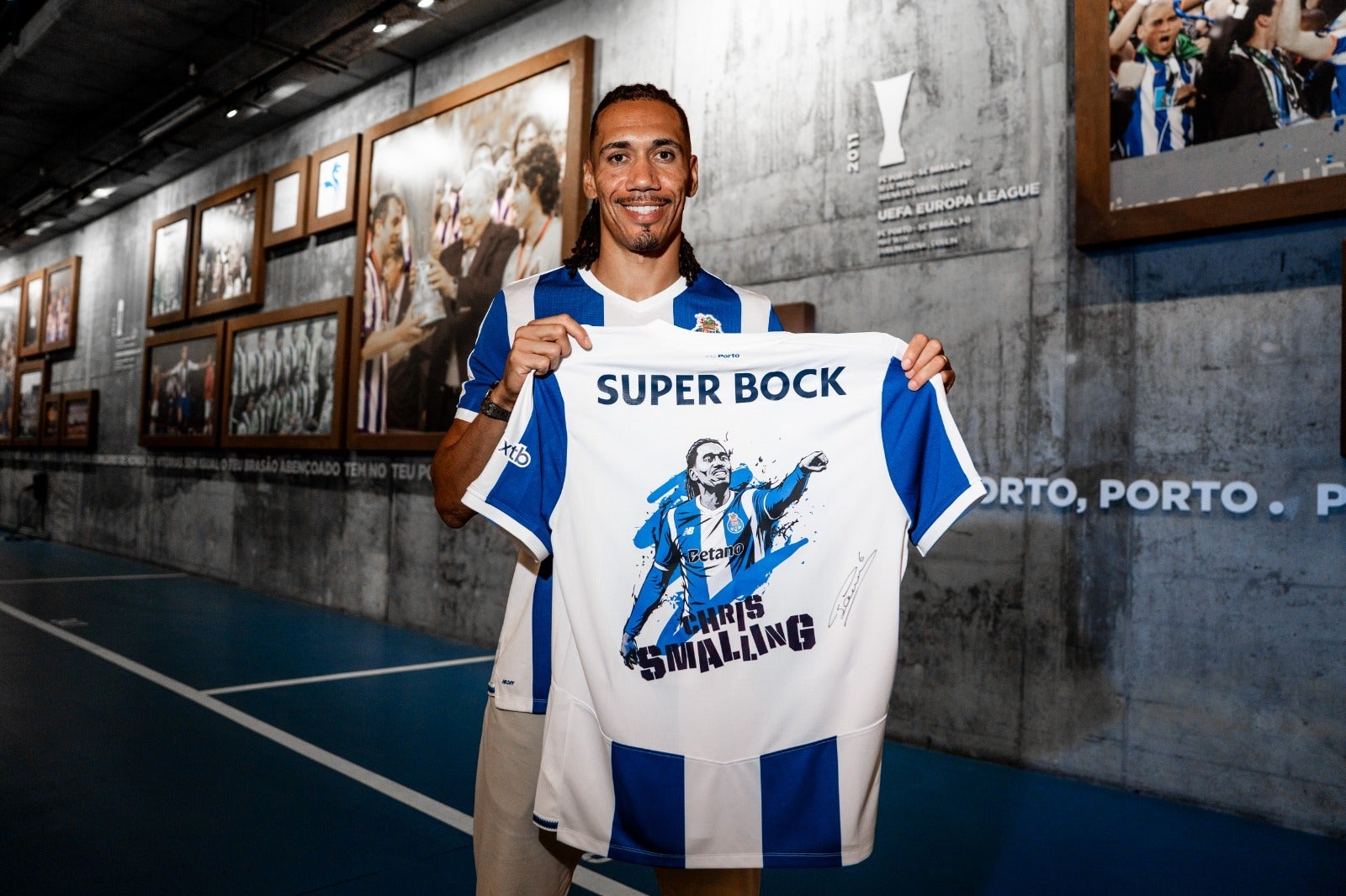 Central internacional inglês Chris Smalling reforça o FC Porto a custo zero