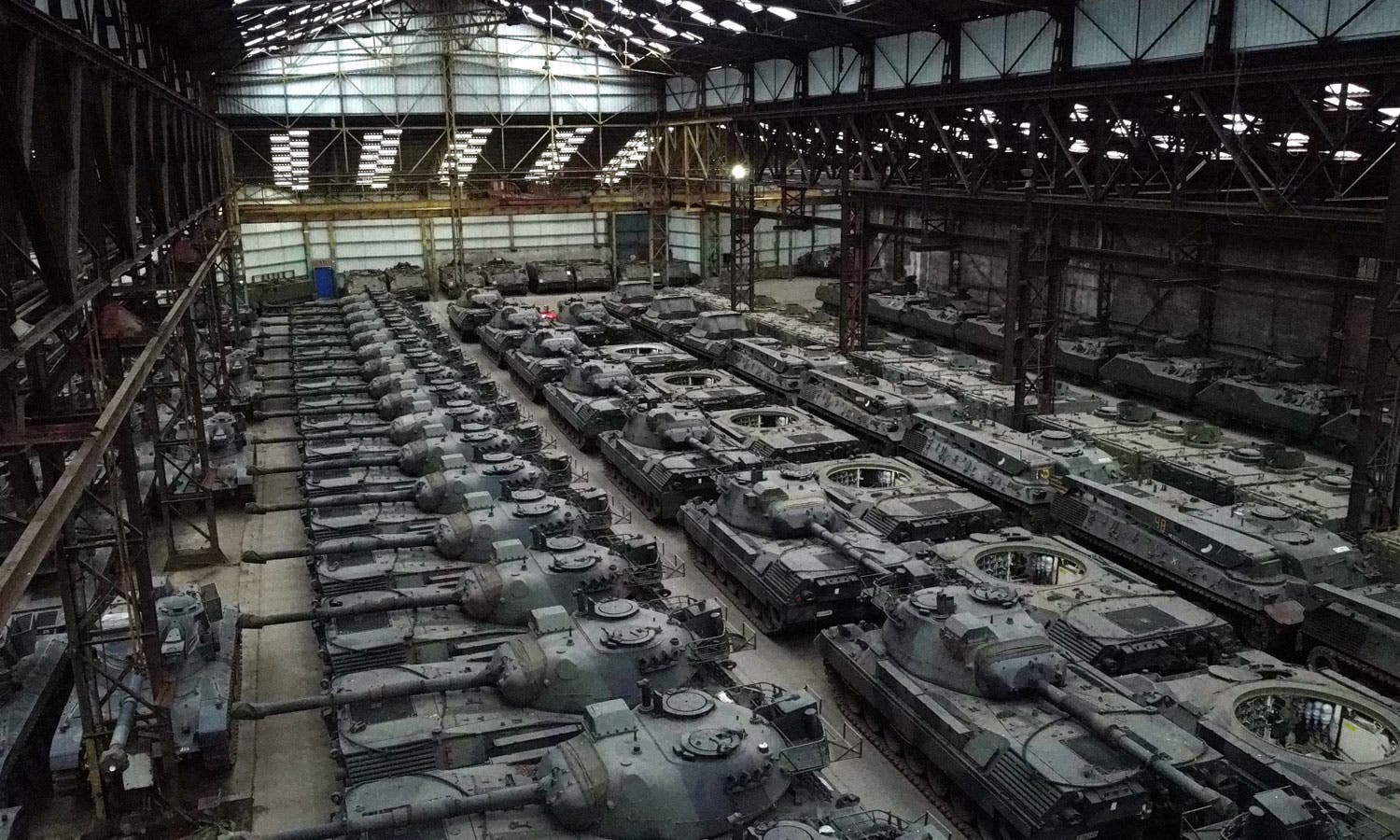Dezenas de carros de combate Leopard 1 e outros veículos blindados num hangar da Bélgica, a 31 de janeiro 2023 Foto - Reuters
