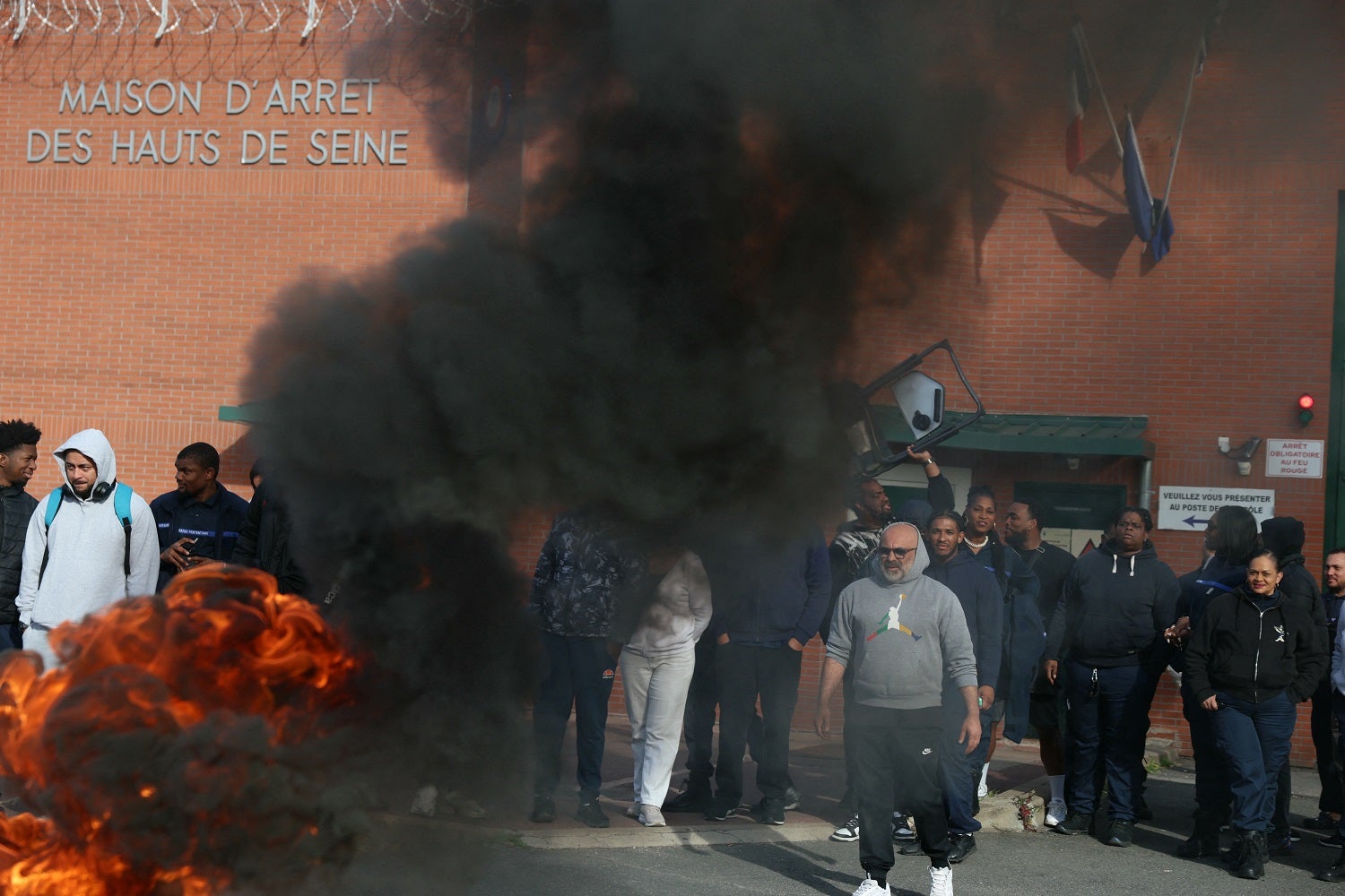 Sobrelotação das cadeias em França leva guardas prisionais ao protesto