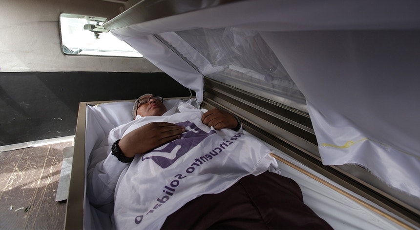 Carlos Mayorga lançou a sua campanha eleitoral deitado num caixão
