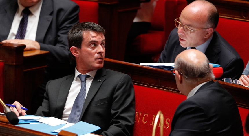O primeiro-ministro Manuel Valls (à esquerda) conversa com Bernard Cazeneuve, ministro do Interior, durante a sessão de quarta-feira na Assembleia Nacional francesa. 
