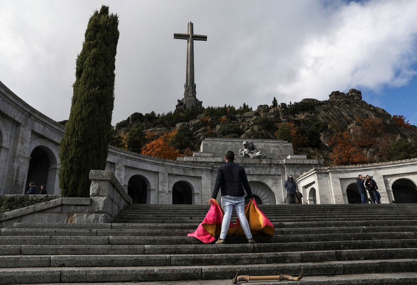 Mais de quatro décadas após a morte, o ditador espanhol continua a fazer mexer o sistema judicial, os media e a opinião pública
