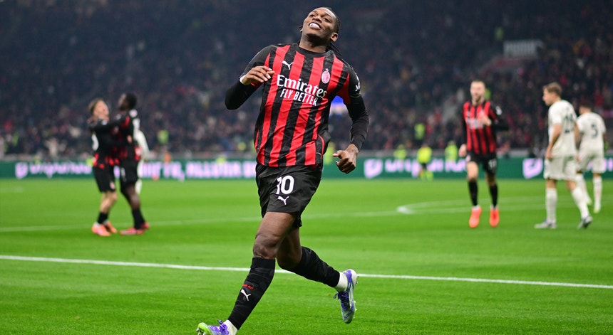 Rafael Leão deixa Milan líder em Itália