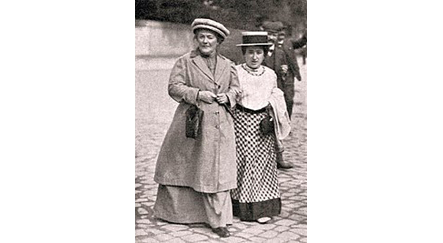  Em 1910, com a amiga Clara Zetkin, animadora do trabalho feminista no SPD, e depois uma das mais activas agitadoras contra a guerra. 