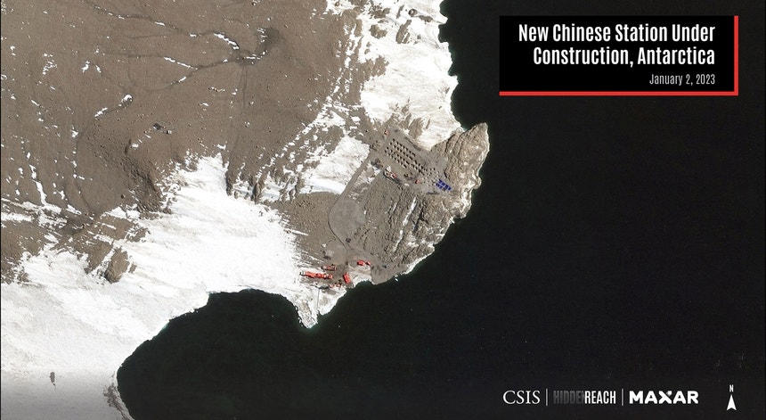 Imagem de satélite da construção da nova estação chinesa na Antática
