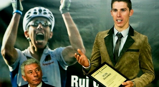 O Campeão do Mundo de Ciclismo, Rui Costa tendo a seu lado o selecionador português de estrada, José Poeira 
