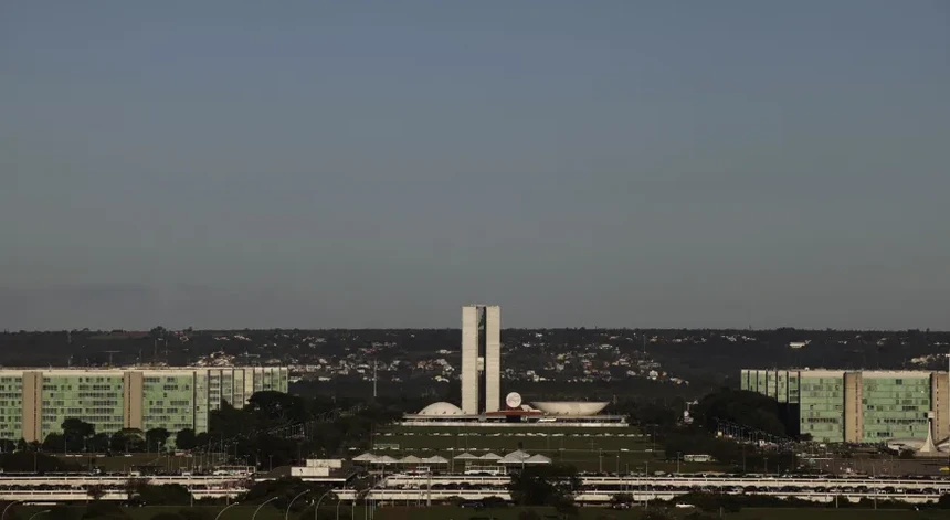 Esplanada dos Ministérios com o Congresso Nacional ao fundo, em Brasília
