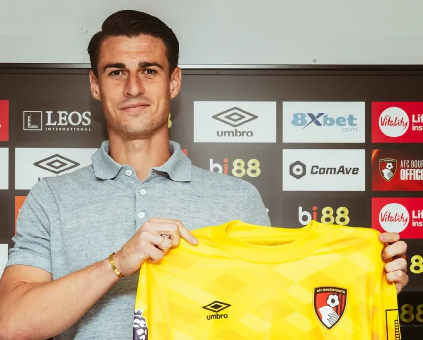 Kepa Arrizabalaga veste a camisola dos "cherries"
