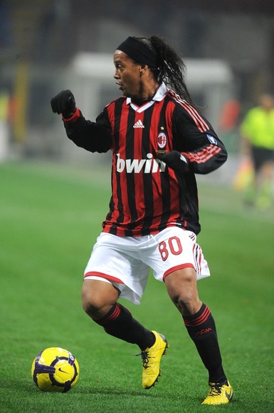 Ronaldinho Gaúcho durante uma partida com a camisola do AC Milan 
