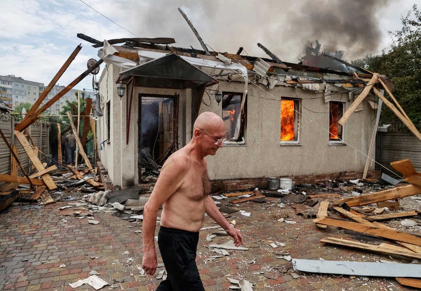 Uma casa destruída após um bombardeamento russo na cidade de Lysychansk, região de Lugansk, no leste da Ucrânia. 
