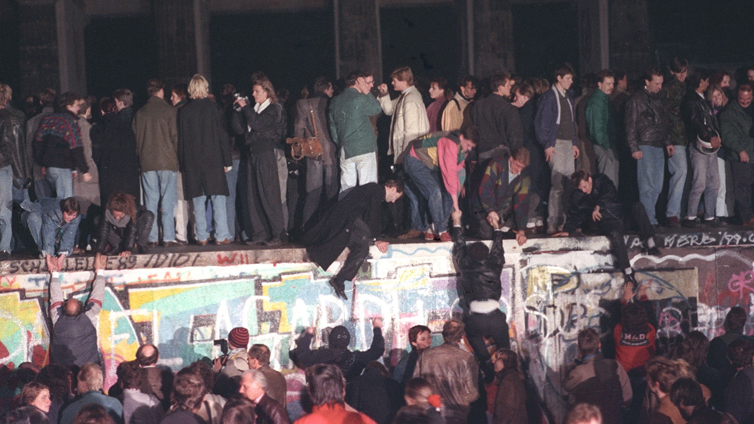  Vig&iacute;lia no muro. 10 de novembro de 1989 | Andree Kaiser - Reuters 