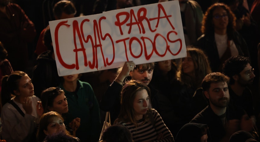 Imagem de IGAI abre processo sobre carga policial contra protesto pela habitação no Porto