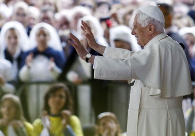 Bento XVI perante milhares de pessoas pela primeira vez como Papa no Santuário de Fátima
