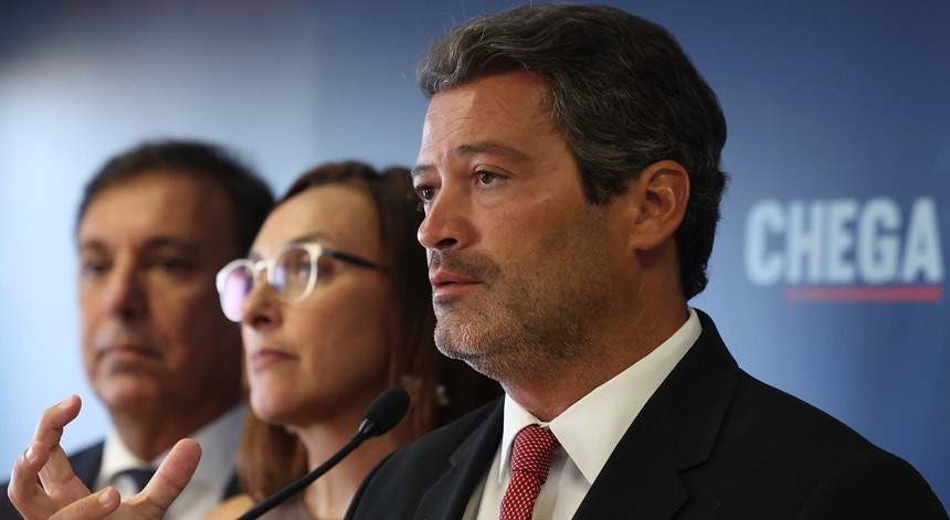 "Ministro já não existe". Ventura pede a demissão de Luís Neves