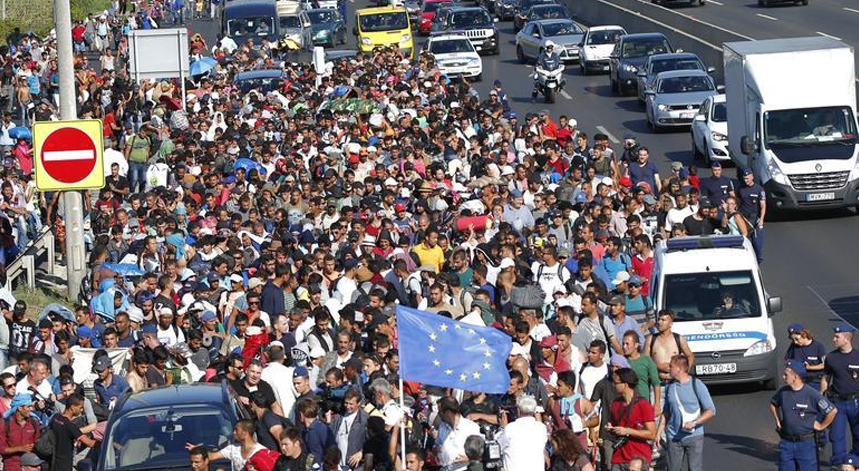 Centenas de migrantes abandonaram sexta-feira dia 4 de setembro um centro de acolhimento perto da fronteira e outros abandonaram Budapeste, para alcançar a pé a  Áustria, caminhando ao longe de uma auto-estrada que leva à fronteira.

