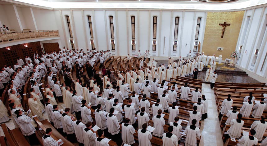 Relatório recomenda o celibato voluntário e que a confissão possa ser denunciada. Foto: Max Rossi - Reuters Relatório recomenda o celibato voluntário e que a confissão possa ser denunciada. Foto: Max Rossi - Reuters