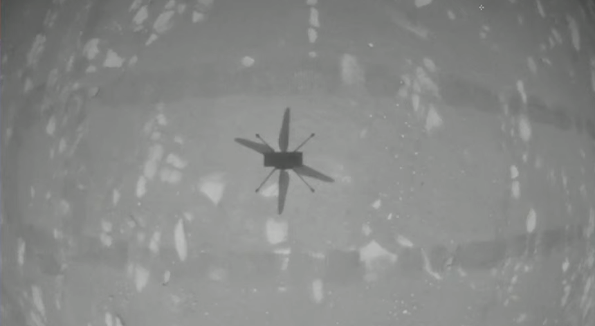 Primeira imagem captada por uma das câmaras instaladas no Ingenuity que revelam a sombra do mini-helicóptero no solo de Marte.

