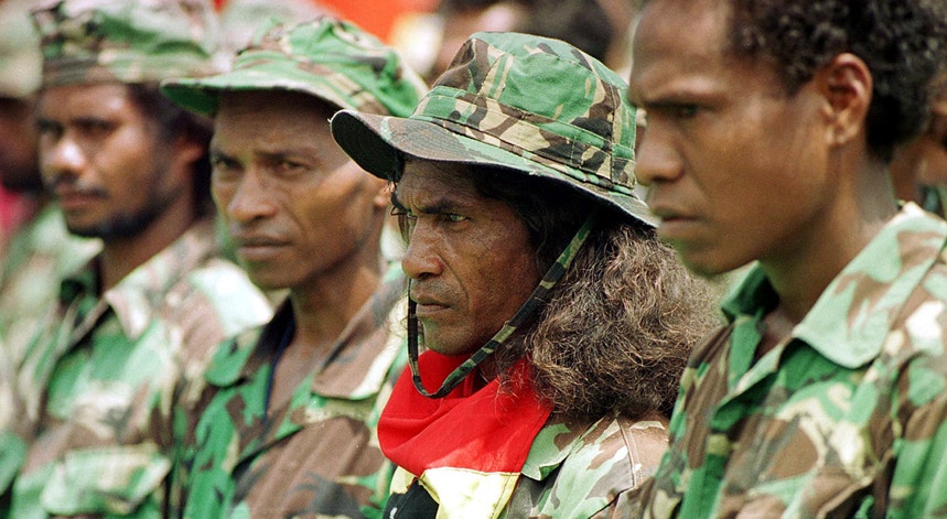 Ex-guerrilheiros das Falantil numa cerimónia em 2001

