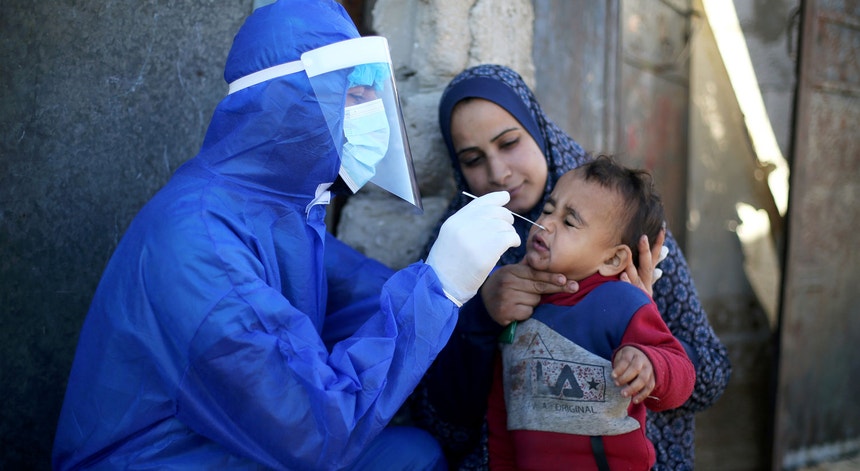 Até ao momento, mais de 173 mil palestinianos testaram positivo à Covid-19 e mais de 1900 morreram devido à doença.
