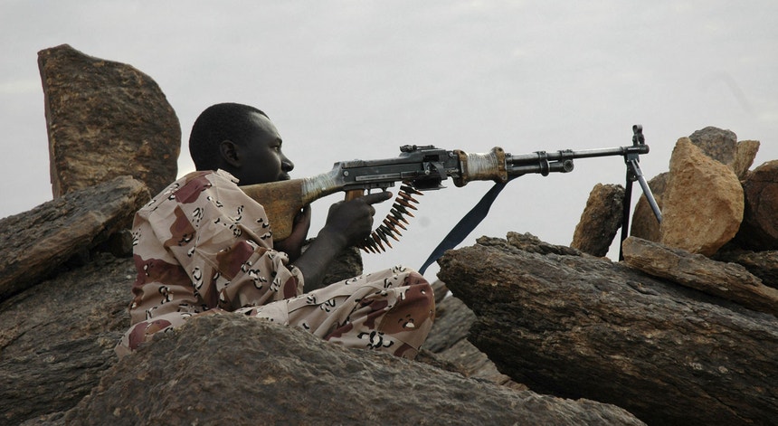 Soldado rebelde do Níger, de vigia no deserto no norte do país 
