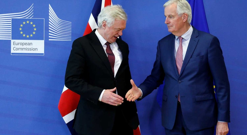 O ministro britânico para a saída da UE, David David, e o líder das negociações na Comissão Europeia, Michel Barnier, antes da reunião entre ambos em Bruxelas, dia 19 de março de 2018.
