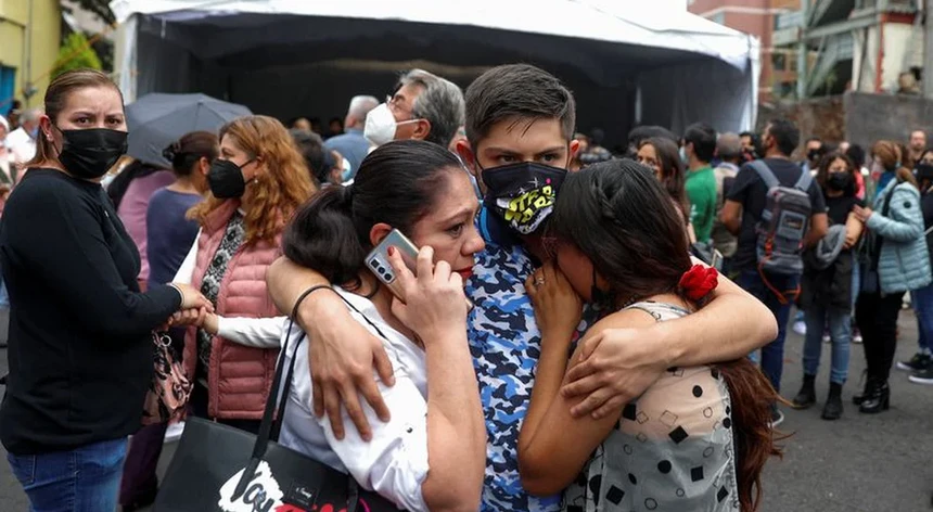 El sismo de 6.9 saca a las calles a miles de vecinos de la capital de México
