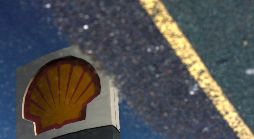 O pedido de demissão da consultora é divulgado na véspera da Assembleia Geral da Shell, esta terça-feira, em que serão analisados os planos de redução de emissões
