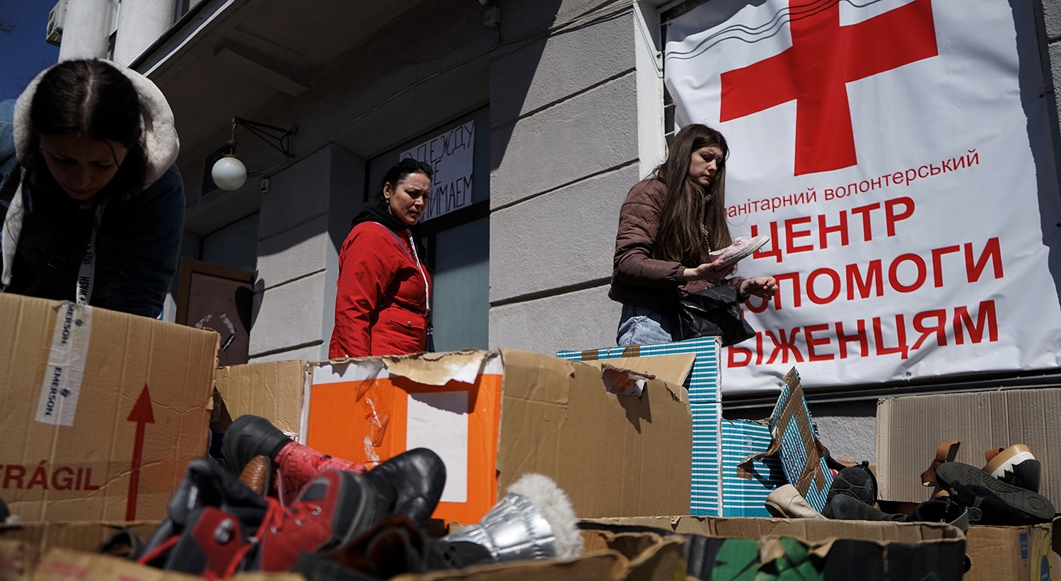  Refugiados das zonas de Kherson e Mykolaiv escolhem sapatos num centro de acolhimento de refugiados em Odessa. 