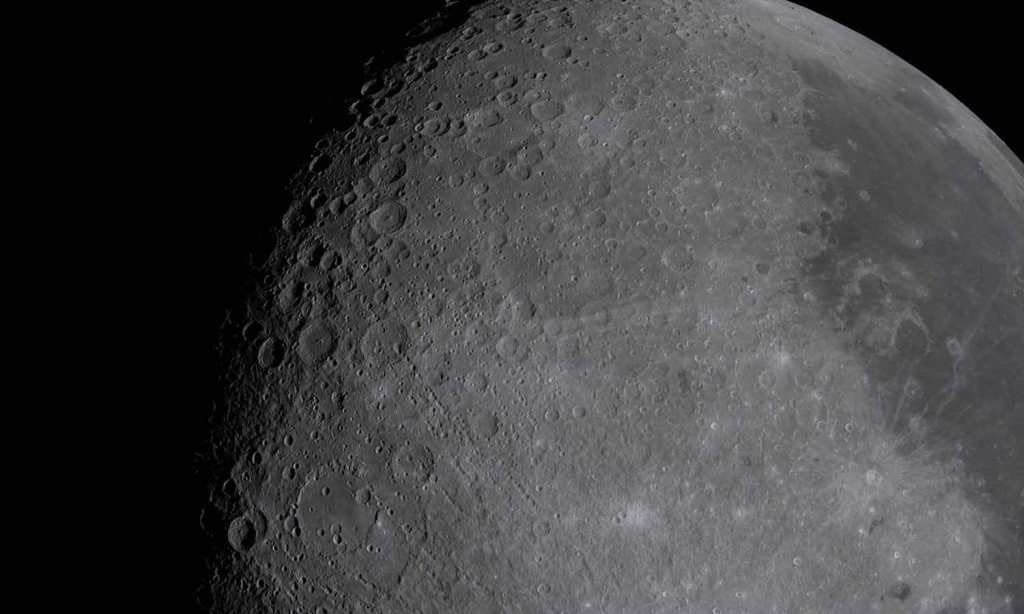  Os motores do m&oacute;dulo de servi&ccedil;o da c&aacute;psula espacial Orion em destaque nesta imagem durante o sexto dia de voo da miss&atilde;o Artemis II. Capturada por uma c&acirc;mara montada num dos paineis solares, a imagem mostra o maior deles, o motor do sistema de manobra orbital, cercado por oito propulsores auxiliares menores. Cr&eacute;dito: NASA 