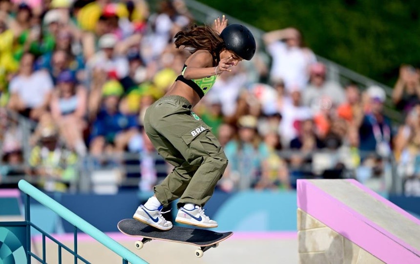 Imagem relacionada com a notícia: Depois da medalha de prata em Tóquio2020, na estreia olímpica, com 13 anos, Rayssa Leal arrebatou hoje, em La Concorde, na capital francesa, o bronze.
