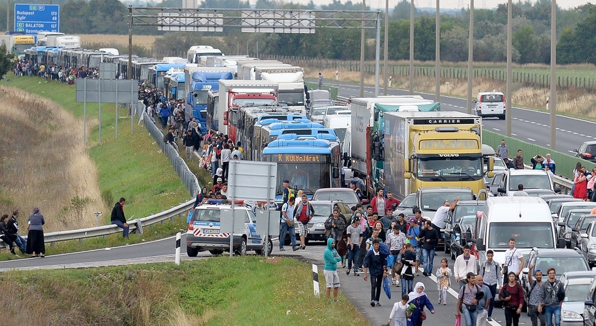 A pé, de autocarro ou comboio, o fluxo de milhares de refugiados e migrantes em direcção à Áustria não pára nas estradas da Hungria. Os primeiros a chegar, durante a noite e madrugada já começaram a seguir em comboios da Áustria para a Alemanha.
