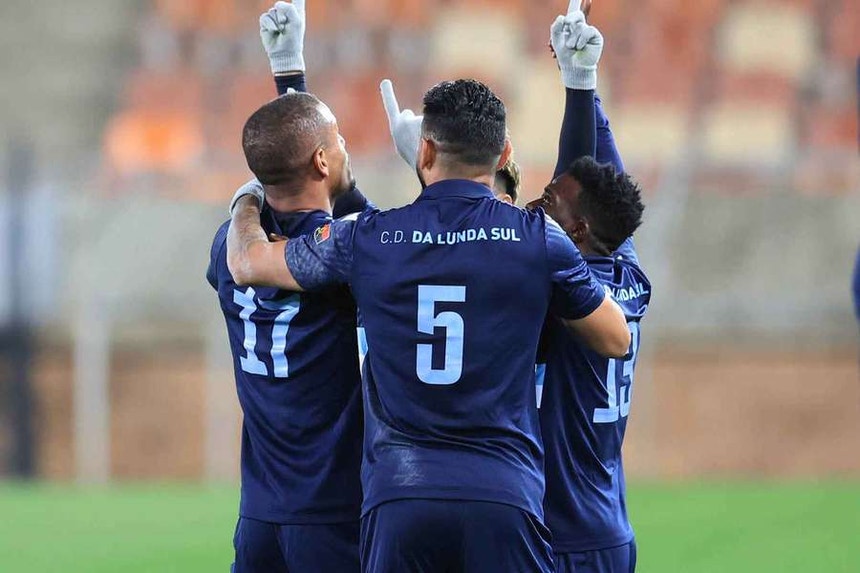 Os jogadores do Lunda Sul festejam o golo da vitória
