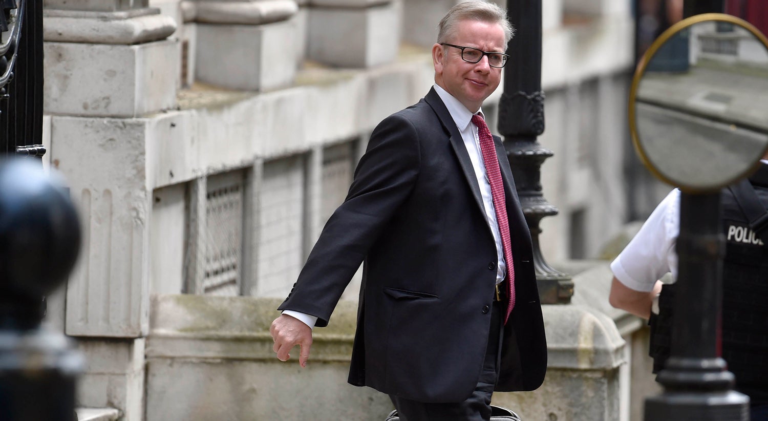 Michael Gove quando saia de casa esta manh&atilde; em Londres. Foto: Toby Melville - Reuters.