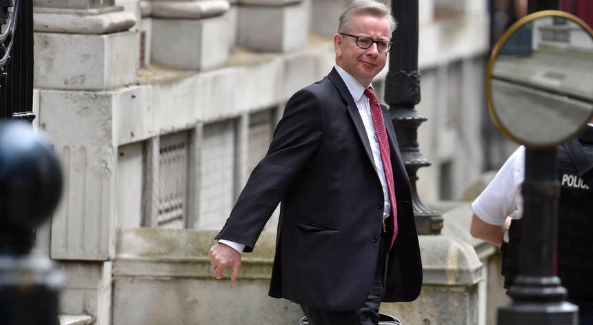Michael Gove quando saia de casa esta manhã em Londres. Foto: Toby Melville - Reuters. Michael Gove quando saia de casa esta manhã em Londres. Foto: Toby Melville - Reuters.