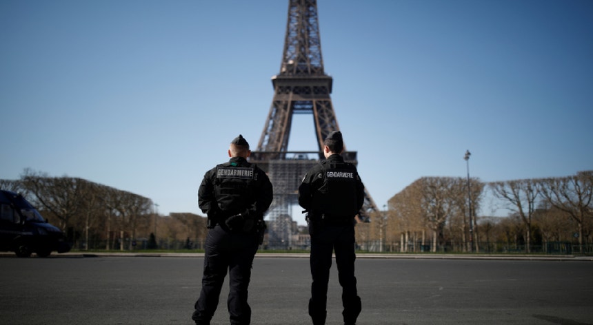 As autoridades policiais francesas já detiveram as duas jovens mulheres suspeitas de levarem a cabo o ataque.
